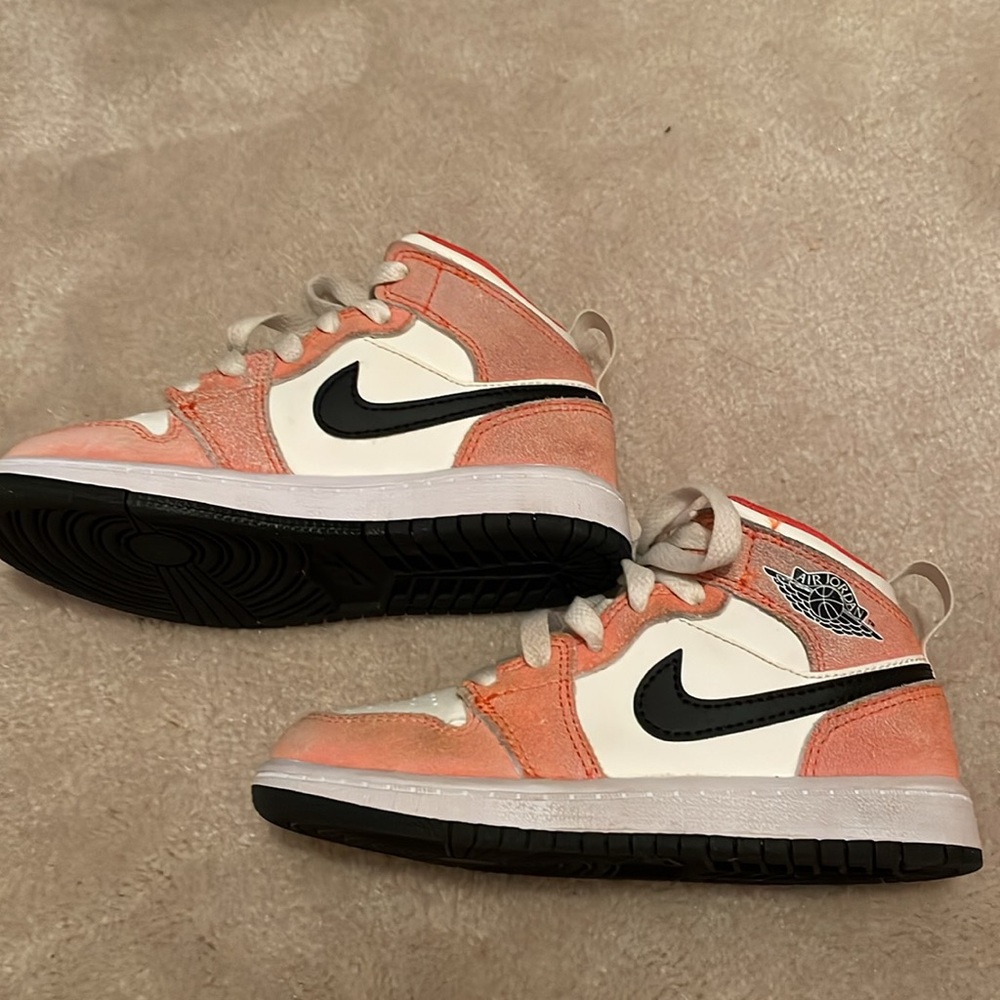 Air Jordan 1 Mids Boys size 11 - Picture 3 of 6